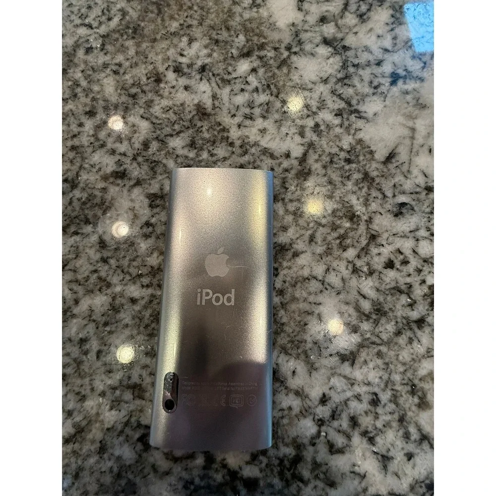 Apple iPod Nano 5th Gen Silver 8GB A1320 MP3 Player Video Camera FM Radio - Picture 2 of 3